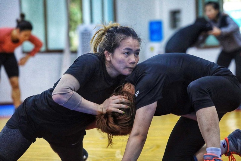 Đội tuyển vật nữ Việt Nam luyện tập chuẩn bị SEA Games 31