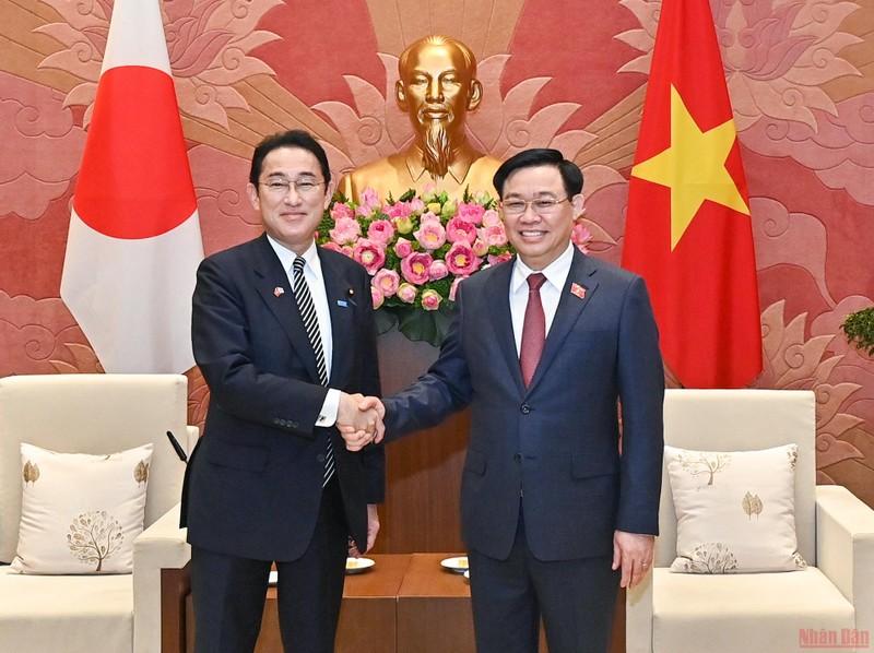 Chủ tịch Quốc hội Vương Đình Huệ và Thủ tướng Nhật Bản Kishida Fumio tại buổi hội kiến. (Ảnh: Duy Linh)