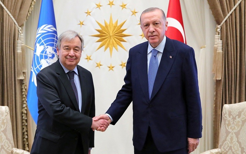 Tổng thống Thổ Nhĩ Kỳ Recep Tayyip Erdogan và Tổng Thư ký Liên hợp quốc Antonio Guterres đã có cuộc hội đàm, thảo luận về việc sơ tán người dân khỏi thành phố Mariupol, Ukraine. (Ảnh: AFP/TTXVN)