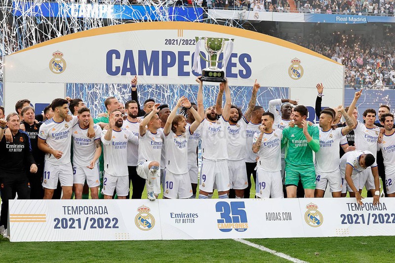 Real Madrid nhận cúp vô địch sau chiến thắng Espanyol. (Nguồn: Realmadrid)
