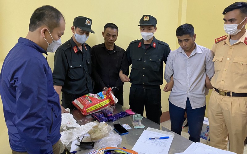 Hai đối tượng Nguyễn Hữu Kiên và Bùi Văn Luận cùng tang vật khi bị bắt giữ.