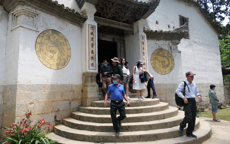 Đông đảo du khách tham quan dinh thự họ Vương, huyện Đồng Văn.