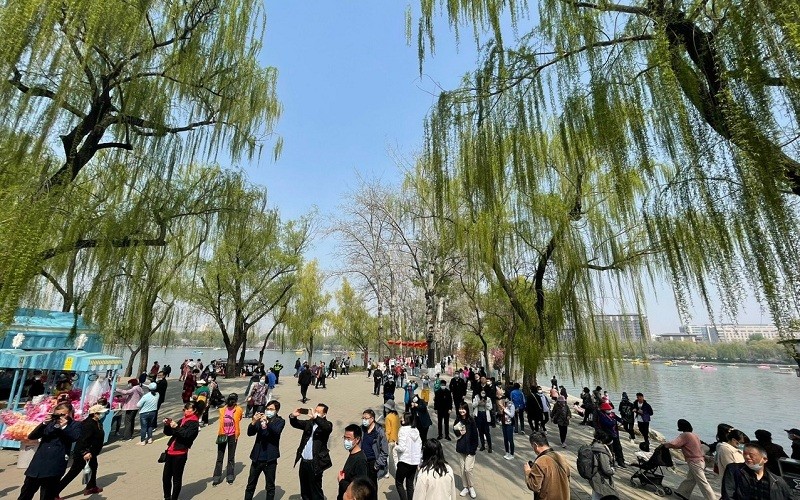 Du khách tham quan công viên Ngọc Uyên Đàm, thành phố Bắc Kinh. (Ảnh: HỮU HƯNG)