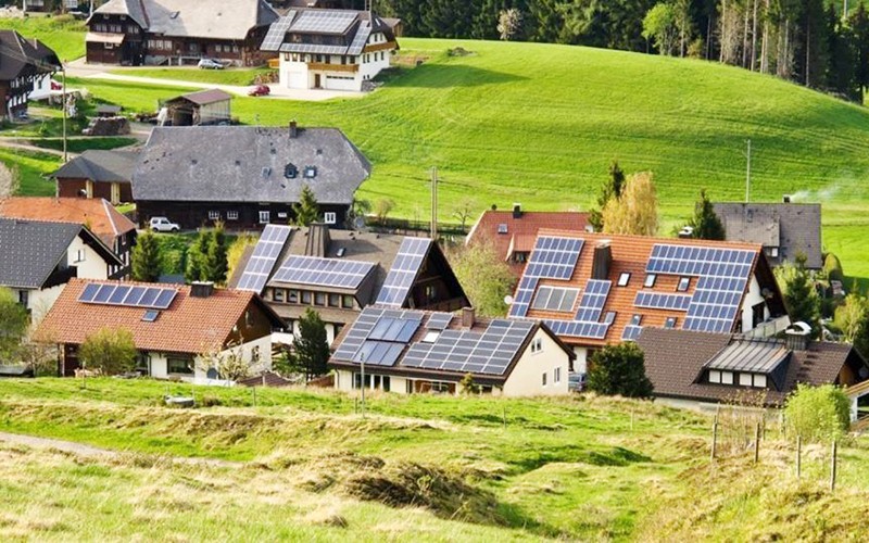 Nhiều mái nhà ở Ðức gắn tấm pin năng lượng mặt trời. (Ảnh INTELLIGENT LIVING)