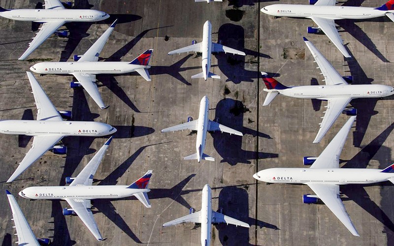 Các máy bay thương mại đỗ kín đường băng trong giai đoạn hạn chế đi lại. (Ảnh REUTERS)