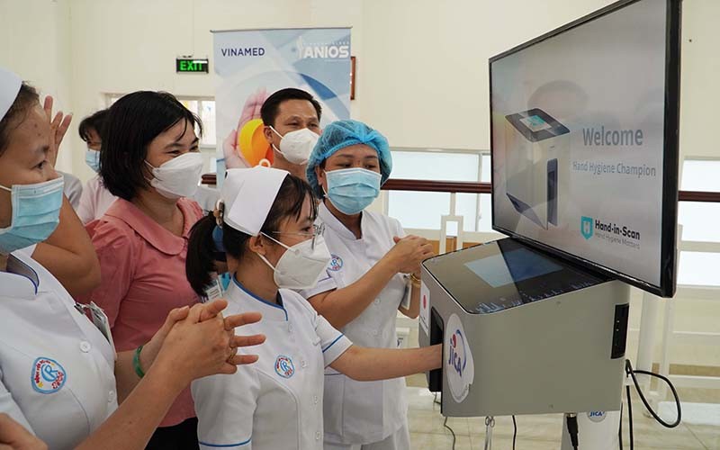 Nhân viên y tế Bệnh viện Chợ Rẫy tham gia đánh giá tuân thủ “vệ sinh tay đúng 6 bước” bằng máy Hand in Scan. (Ảnh: Bệnh viện cung cấp)