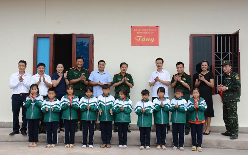 Bộ Chỉ huy quân sự tỉnh Điện Biên và cán bộ, giáo viên huyện Nậm Pồ dự lễ gắn biển công trình.