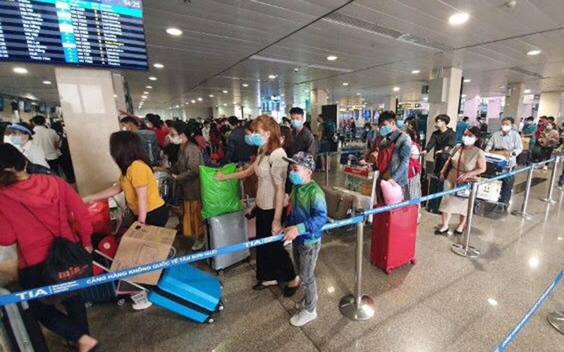 Hành khách làm thủ tục bay tại Nội Bài. (Ảnh: Vietnam Airlines cung cấp)