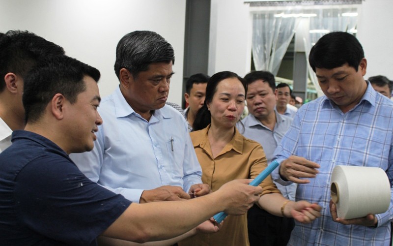 Các đại biểu xem sản phẩm sợi chế biến từ cây gai xanh.