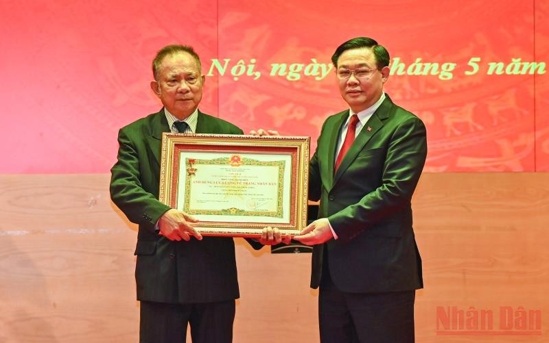 Chủ tịch Quốc hội Vương Đình Huệ trao danh hiệu “Anh hùng Lực lượng vũ trang nhân dân” cho cố Thứ trưởng Trần Xuân Viên. (Ảnh: Duy Linh)