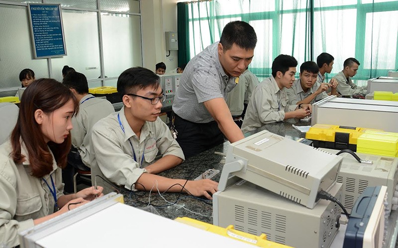 Giờ thực hành của sinh viên Khoa Điện tại Trường Đại học Công nghiệp Hà Nội. (Ảnh: DUY LINH)