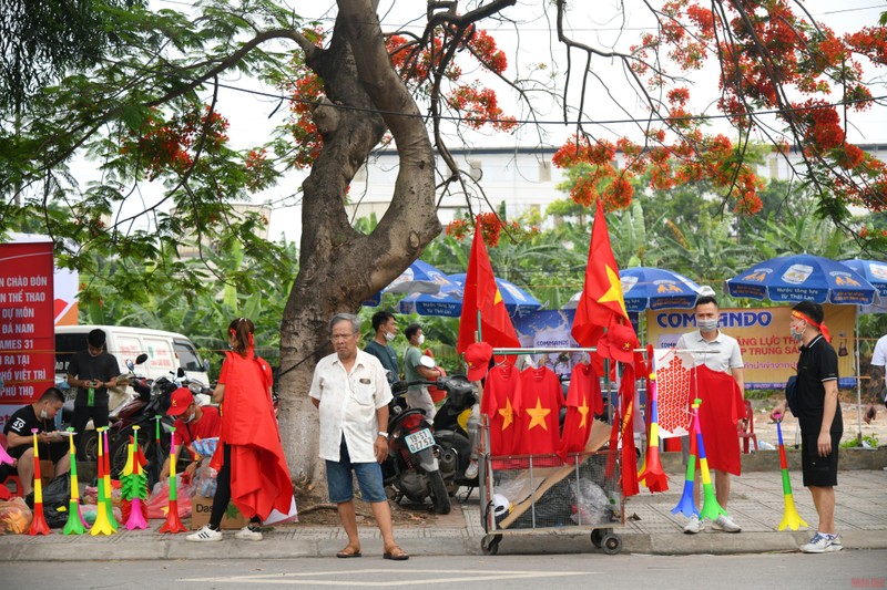 Đại lộ Hùng Vương (Việt Trì, Phú Thọ) đã được nhuộm đỏ. (Ảnh: THÀNH ĐẠT)