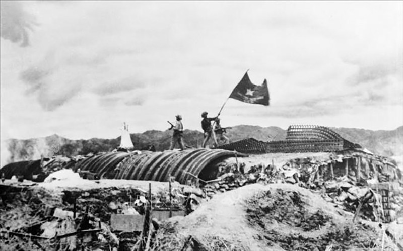 Chiều 7/5/1954, lá cờ "Quyết chiến-Quyết thắng" của Quân đội nhân dân Việt Nam tung bay trên nóc hầm tướng De Castries. Chiến dịch lịch sử Điện Biên Phủ đã toàn thắng. Ảnh: Triệu Đại - TTXVN