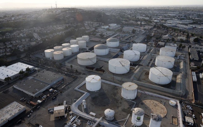 Các thùng chứa dầu tại 1 kho dầu ở Los Angeles, California, Mỹ. (Ảnh: Reuters)