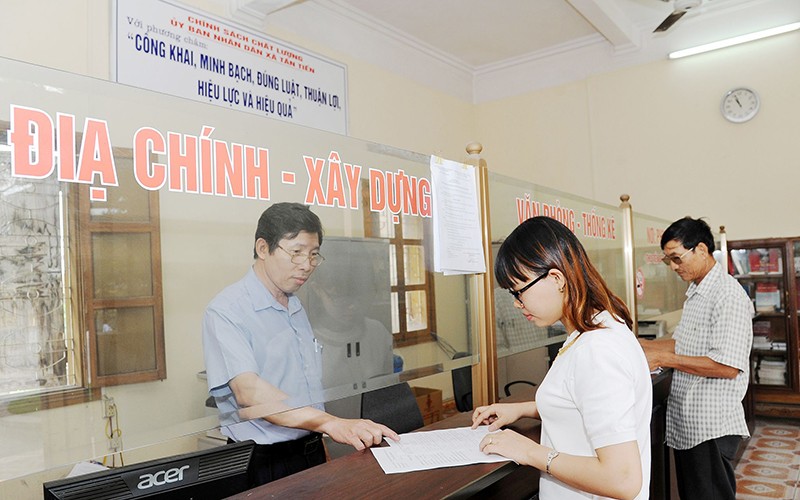 Nhân viên bộ phận một cửa UBND xã Tân Tiến, huyện An Dương, TP Hải Phòng giải quyết thủ tục hành chính cho người dân.