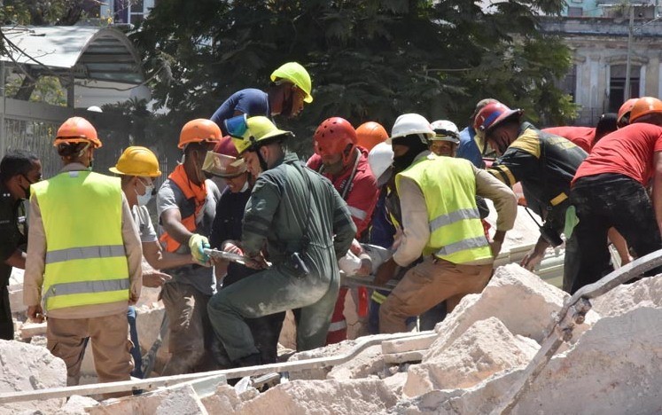 Lực lượng cứu hộ đưa nạn nhân trong vụ nổ tại khách sạn Saratoga ra khỏi hiện trường. (Ảnh: Prensa Latina)