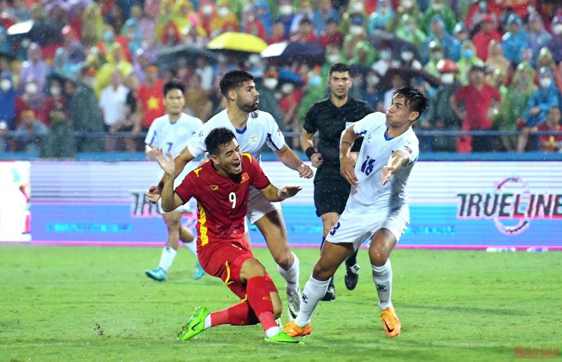 Dù tiếp tục tạo ra nhiều cơ hội trong đầu hiệp 2, U23 Việt Nam vẫn gặp nhiều khó khăn trước lối đá phòng ngự số đông của U23 Philippines. (Ảnh: THÀNH ĐẠT)