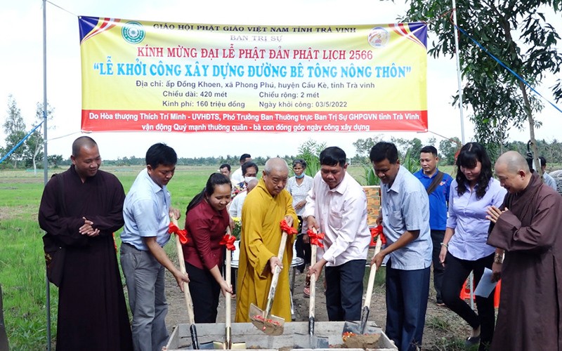 Ban Trị sự Giáo hội Phật giáo tỉnh Trà Vinh khởi công làm đường bê-tông nông thôn.