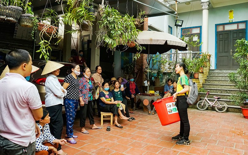 Hướng dẫn người dân thôn Nghĩa Vũ, xã Dục Tú, huyện Đông Anh (Hà Nội) cách thu gom, phân loại và xử lý rác tại nhà.