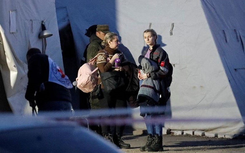 Phụ nữ được sơ tán khỏi nhà máy thép Azovstal tại 1 trung tâm lưu trú tạm thời ở làng Bezimenne, thuộc Donetsk, ngày 6/5/2022. (Ảnh: Reuters)