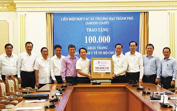 Saigon Co.op trao tặng 100.000 khẩu trang y tế cho tuyến đầu chống dịch tại UBND TP.HCM. (Ảnh: Saigon Co.op)