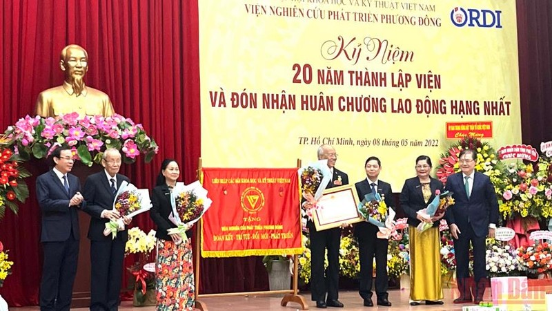 Đồng chí Nguyễn Văn Nên, Ủy viên Bộ Chính trị, Bí thư Thành ủy Thành phố Hồ Chí Minh (bên trái) trao Huân chương Lao động hạng Nhì cho tập thể Viện nghiên cứu phát triển Phương Đông.