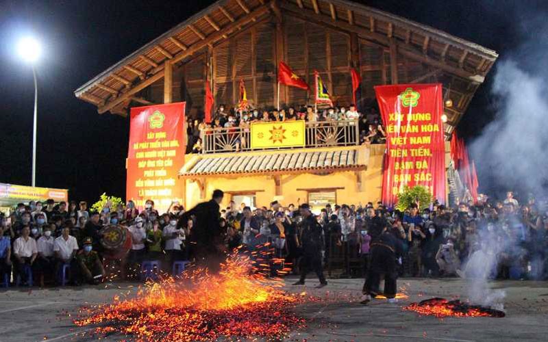 Nghi lễ nhảy lửa của người Dao huyện Ba Chẽ (Quảng Ninh) tại lễ hội Bàn Vương.