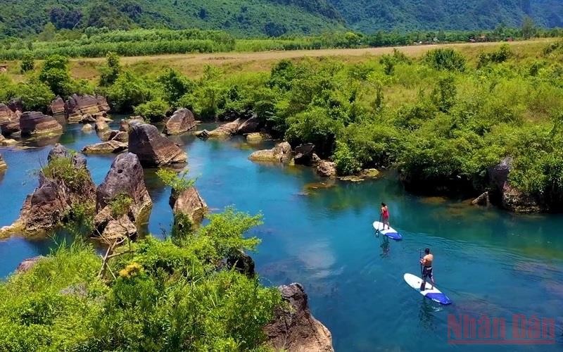 Chèo kayak trên sông Chày, Quảng Bình. (Ảnh: HƯƠNG GIANG)