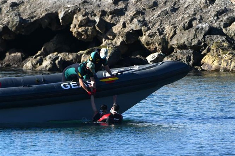 Lực lượng vệ binh dân sự Tây Ban Nha cứu một người di cư lên thuyền, sau khi người này vượt biển từ Maroc sang Ceuta, Tây Ban Nha, ngày 17/5/2021. (Ảnh: AFP/ TTXVN)