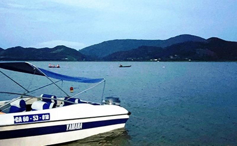 Lực lượng chức năng tìm kiếm nạn nhân mất tích sau vụ chìm thuyền trên hồ Đa Tôn.