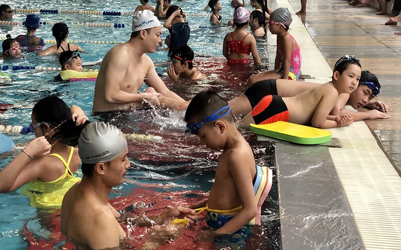 Lớp dạy bơi, kỹ năng phòng, chống đuối nước cho trẻ em tại bể bơi Olympia (Hà Nội). (Ảnh MINH HÀ)