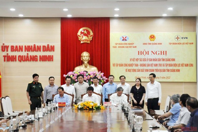 Tỉnh Quảng Ninh, TKV và EVN đã thống nhất ký kết bản ghi nhớ hợp tác về hoạt động sản xuất kinh doanh. (Ảnh: Quang Thọ)