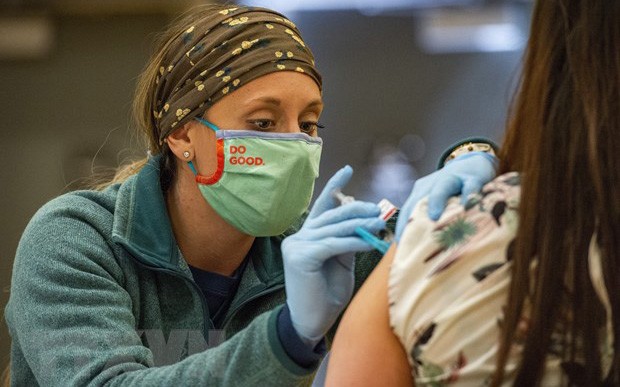 Nhân viên y tế tiêm vaccine ngừa Covid-19 cho người dân tại Bidderford, Maine, Mỹ. (Ảnh: AFP/TTXVN)