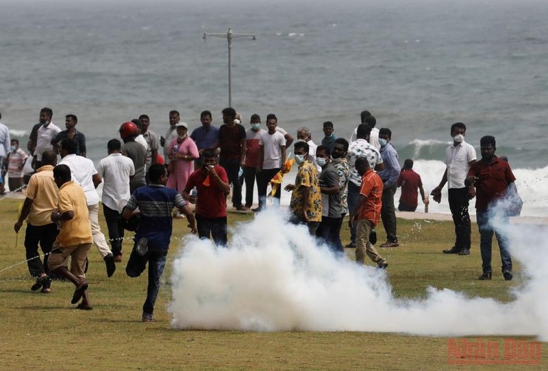 Cảnh sát thủ đô Colombo của Sri Lanka sử dụng hơi cay để giải tán đám đông. (Ảnh: REUTERS)