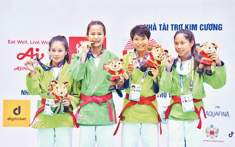 Võ sĩ kurash Tô Thị Trang (thứ hai từ trái sang) giành Huy chương vàng đầu tiên cho Đoàn thể thao Việt Nam. (Ảnh MỸ HÀ)