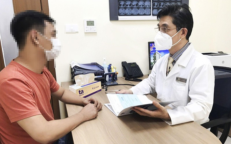 Tiến sĩ, bác sĩ Nguyễn Anh Dũng thăm khám cho bệnh nhân từng mắc Covid-19. 