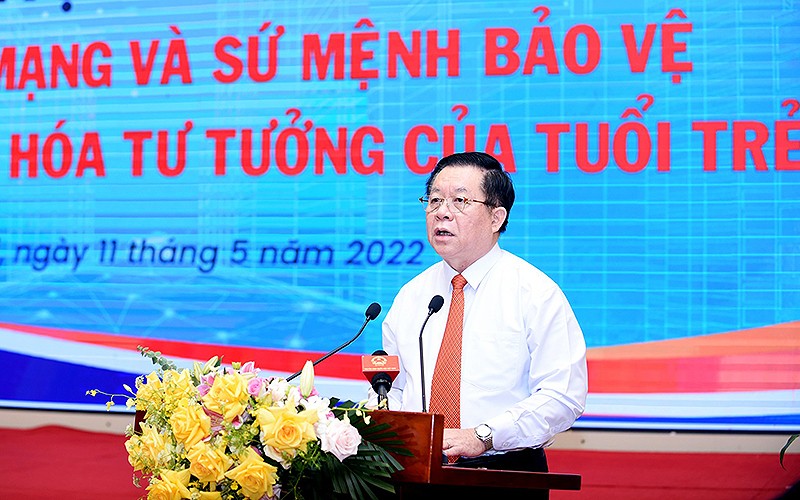 Đồng chí Nguyễn Trọng Nghĩa, Bí thư Trung ương Đảng, Trưởng Ban Tuyên giáo Trung ương phát biểu ý kiến tại Hội thảo.