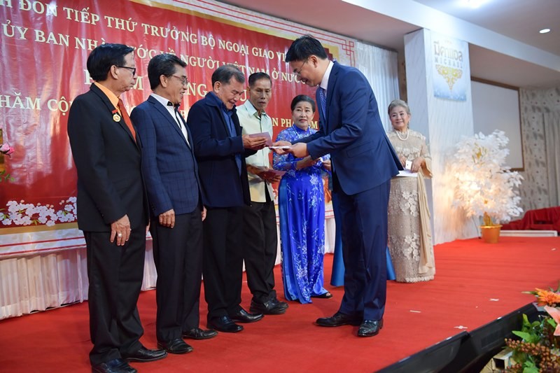 Thứ trưởng Phạm Quang Hiệu tặng quà cho các kiều bào có công tại tỉnh Nakhon Phanom.