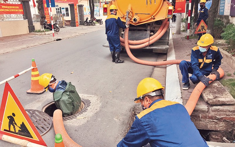 Nhân viên Công ty Thoát nước Hà Nội nạo vét hệ thống thoát nước trước mùa mưa bão.