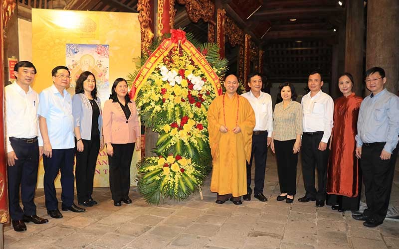 Bí thư Trung ương Đảng, Trưởng ban Dân vận Trung ương Bùi Thị Minh Hoài thăm, chúc mừng nhân dịp Đại lễ Phật đản tại chùa Phật Tích, huyện Tiên Du, tỉnh Bắc Ninh.