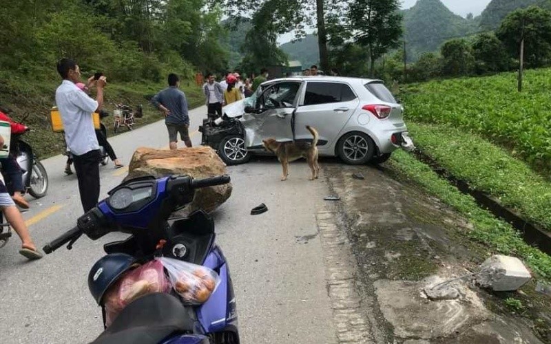 Ôtô đang lưu thông tại xã Ngọc Đào, huyện Hà Quảng (Cao Bằng), bị đá lở, lăn trúng, gây hư hỏng nặng.