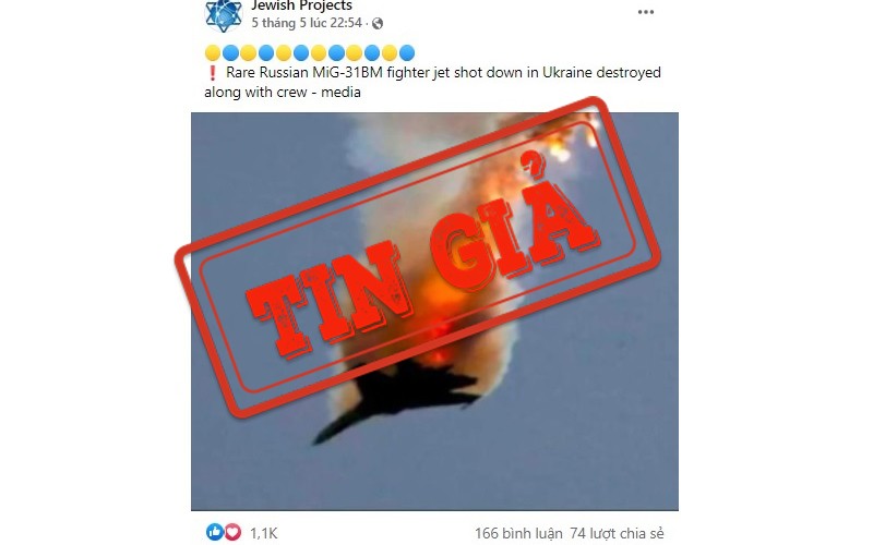 Một tài khoản Facebook chia sẻ hình ảnh máy bay chiến đấu bốc cháy với chú thích sai lệch. (Ảnh chụp màn hình)