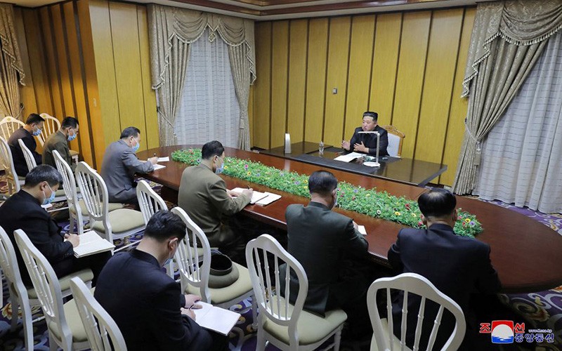 Nhà lãnh đạo Kim Jong-un thăm Cơ quan phòng, chống dịch khẩn cấp, ngày 12/5. (Ảnh: KCNA)