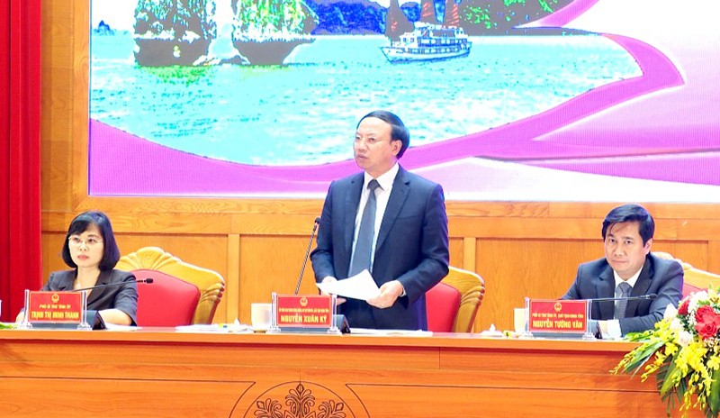 Lãnh đạo tỉnh Quảng Ninh trao đổi thẳng thắn những vấn đề mà các doanh nghiệp quan tâm.