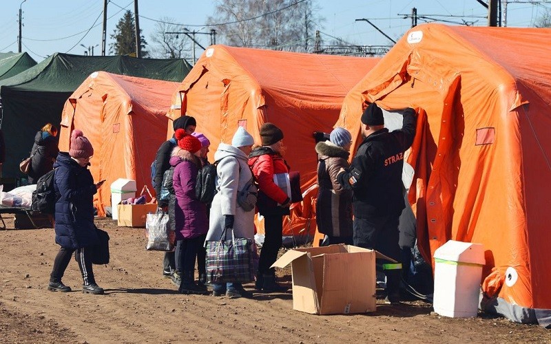 Người tị nạn Ukraine được tiếp nhận vào nơi lánh nạn tại trạm kiểm soát biên giới ở Medyka, Ba Lan, ngày 11/3/2022. (Ảnh: REUTERS)