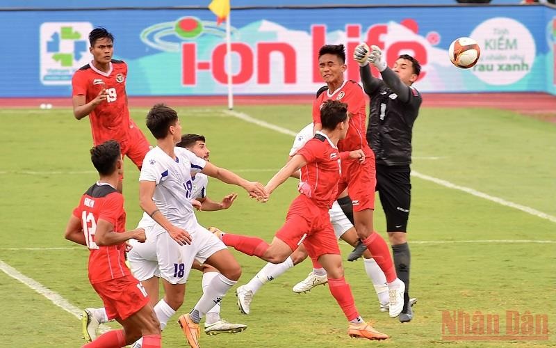 Tình huống đánh đầu nâng tỷ số lên 2-0 cho U23 Indonesia ở cuối hiệp 1. (Ảnh: TRẦN HẢI)