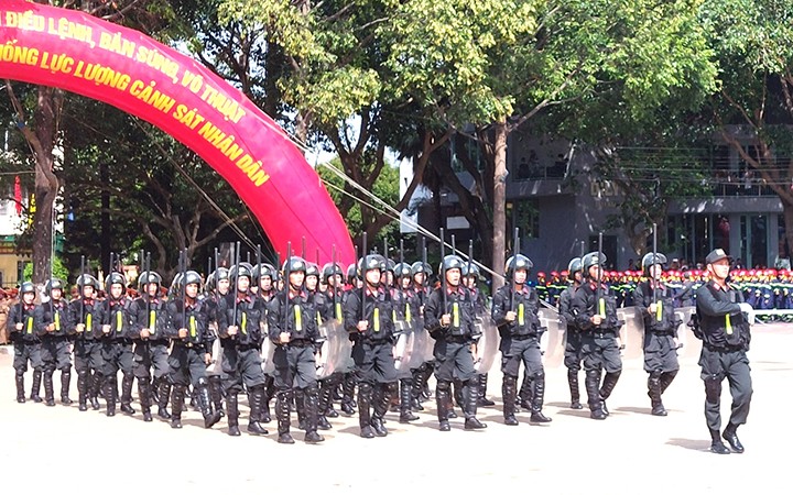 Lực lượng cảnh sát cơ động diễu hành đội ngũ tại lễ khai mạc hội thi.