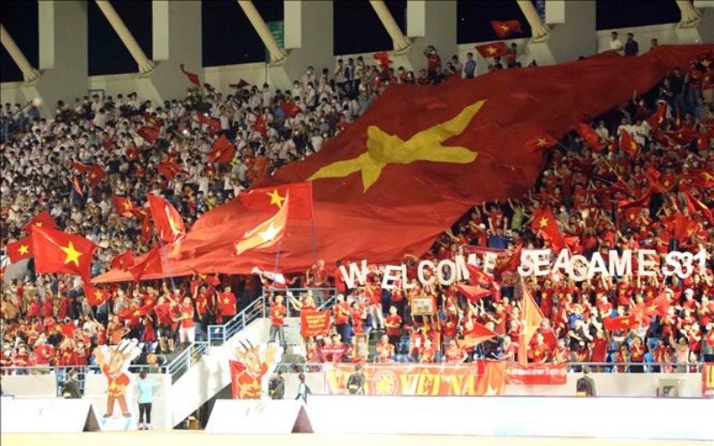 Đông đảo cổ động viên Việt Nam cổ vũ cho đội nhà tại sân vận động Cẩm Phả (Quảng Ninh). (Ảnh: Anh Tuấn/TTXVN)