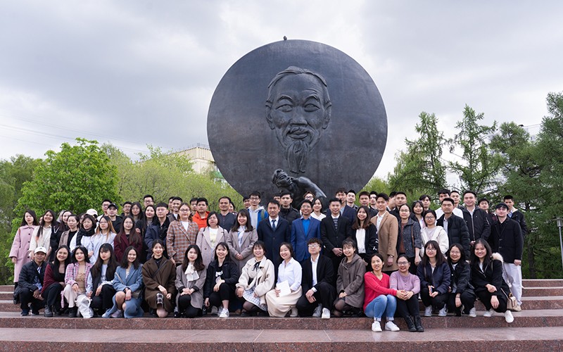   Sinh viên chụp ảnh lưu niệm tại tượng đài Chủ tịch Hồ Chí Minh. (Ảnh: Thanh Thể)