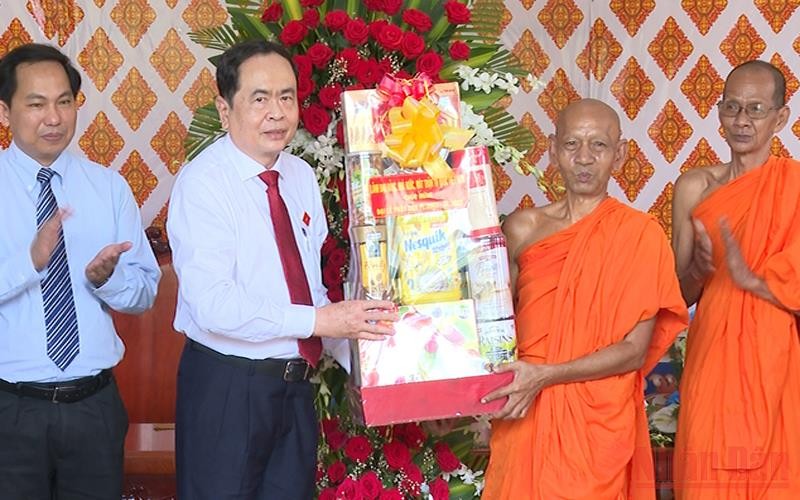 Phó Chủ tịch Thường trực Quốc hội Trần Thanh Mẫn tặng quà Ban trị sự Giáo hội Phật giáo Việt Nam thành phố Cần Thơ. Ảnh: THANH TÂM